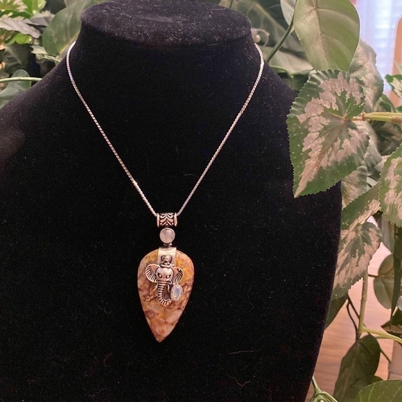 🐘🐘 New Elephant In Natural stones; Coconut jasper & opalite Pendent - Picture 5 of 10